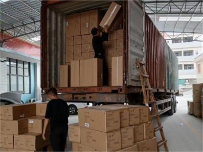 Naglo-load ang mga container bago ang Chinese New Year